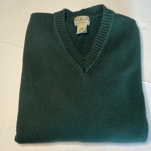 LL BEAN dark green V neck sweater Men’s size L regular